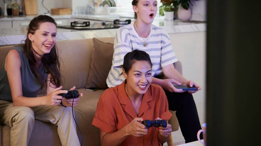 Group of video games of amigos jogando na room to be at home