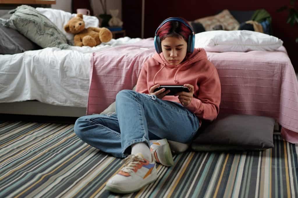Gamer teenager at stake on mobile