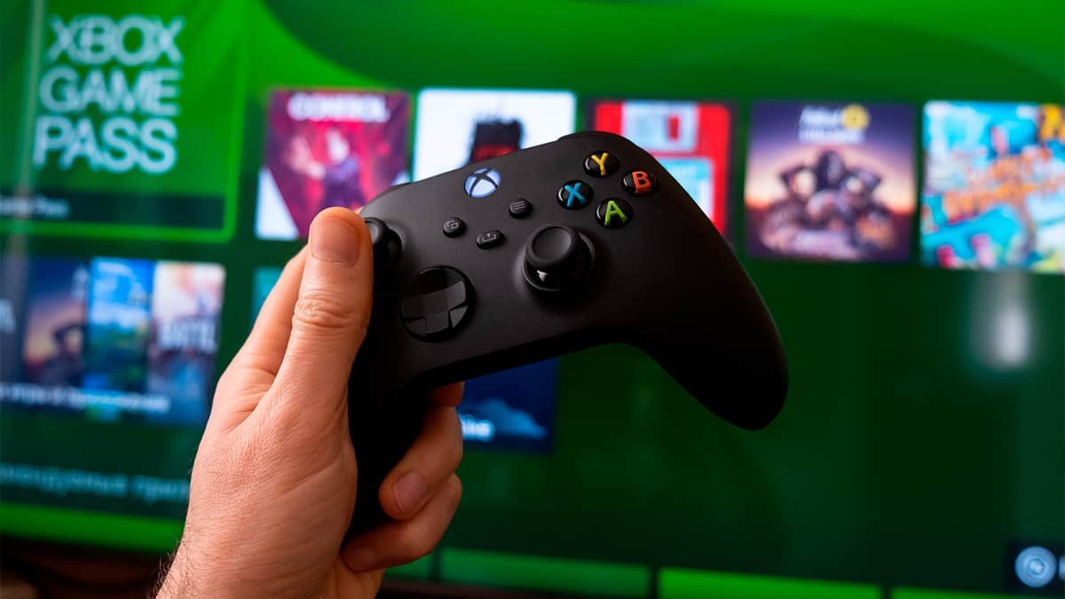 Person holding xbox control